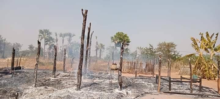 မီးရှို့ဖျက်ဆီးခံခဲ့ရသော စစ်ဘေးရှောင်နေအိမ်များအား တွေ့ရစဉ်၊ ဓာတ်ပုံ - BTT LPDF