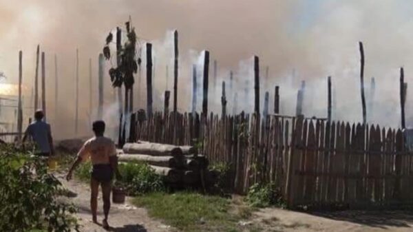 (မိုးတားလေးတိုက်နယ်ရွာတွင် စစ်တပ်၏ မီးရှို့မှုကြောင့် မီးလောင်နေသည့် နေအိမ်တစ်လုံးကို မီးငြှိမ်းသတ်နေသည်ကို ၂၀၂၁နိုဝင်ဘာ ၉ရက်က တွေ့ရစဉ်။ဓာတ်ပုံ-ပေးပို့)