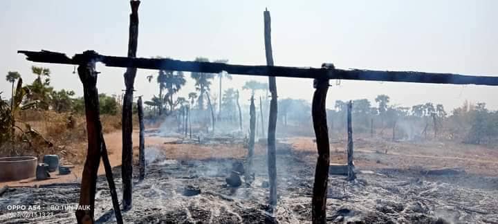 မီးရှို့ဖျက်ဆီးခံခဲ့ရသော စစ်ဘေးရှောင်နေအိမ်များအား တွေ့ရစဉ်၊ ဓာတ်ပုံ - BTT LPDF
