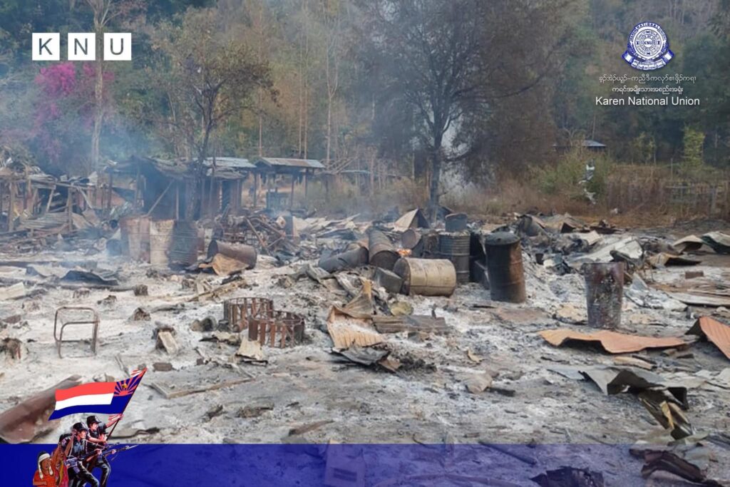 ဖာပွန်ခရိုင် တပ်မဟာ(၅)နယ်မြေကို စစ်ကောင်စီတပ်က လေကြောင်းတိုက်ခိုက်မှု ထပ်မံပြုလုပ်၍ စာသင်ကျောင်းနှင့် လူနေအဆောက်အဦးအများအပြားမီးလောင်ပျက်စီးနေသည်ကို တွေ့ရစဉ်၊ ဓာတ်ပုံ - KNU