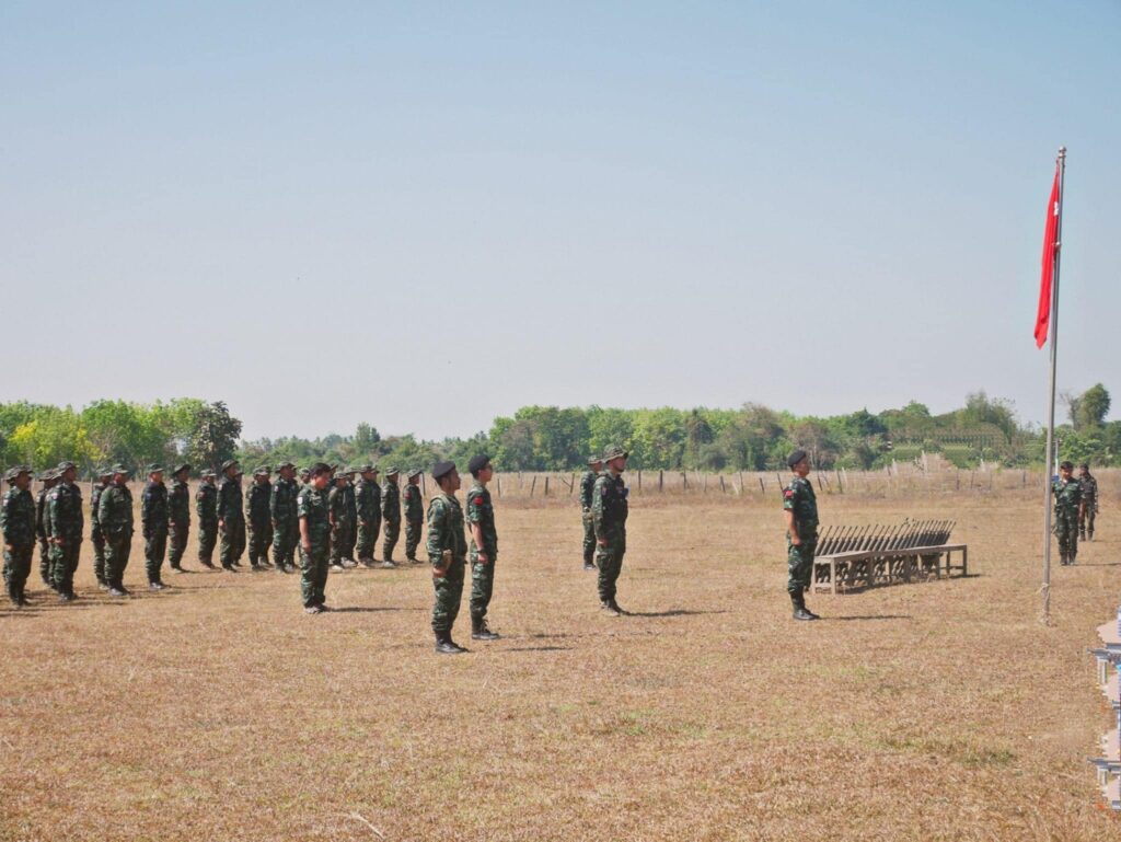NUG အစိုးရက လက်နက်များတပ်ဆင်ပေးအပ်နေစဉ်၊ ဓာတ်ပုံ - နဂါးနီစစ်ကြောင်း