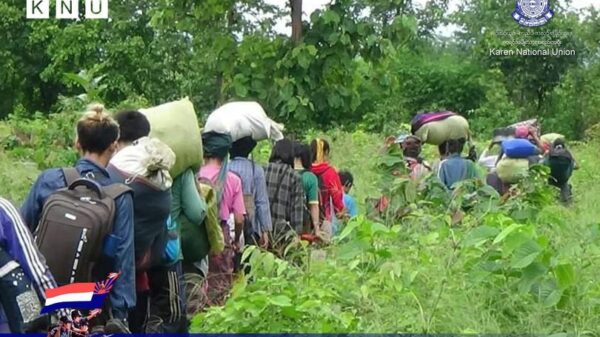 (စစ်ဘေးရှောင်နေရသော ဒေသခံများအား တွေ့ရစဥ်၊ ဓာတ်ပုံ - KNU)