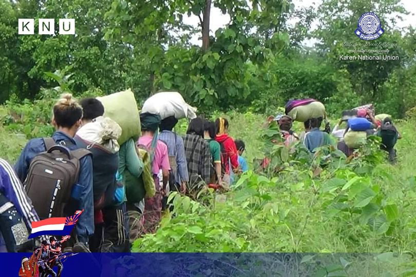 (စစ်ဘေးရှောင်နေရသော ဒေသခံများအား တွေ့ရစဥ်၊ ဓာတ်ပုံ - KNU)
