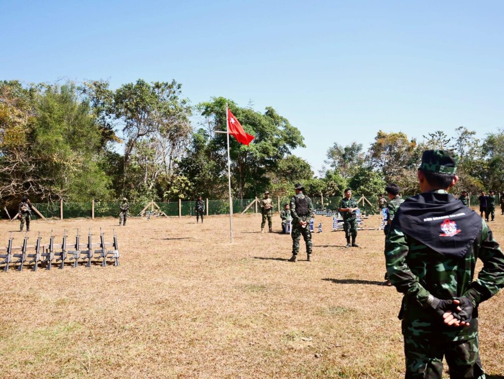 NUG အစိုးရက လက်နက်များတပ်ဆင်ပေးအပ်နေစဉ်၊ ဓာတ်ပုံ - နဂါးနီစစ်ကြောင်း