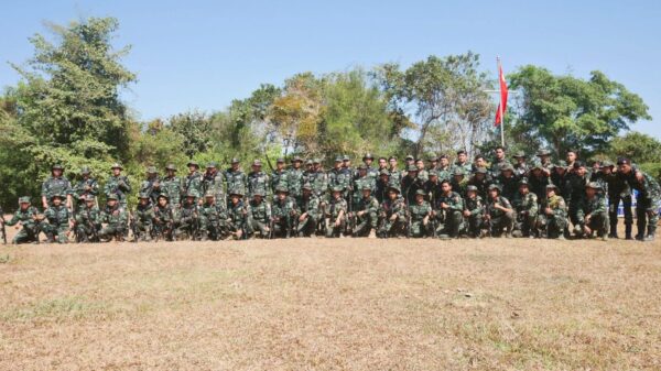 NUG အစိုးရက လက်နက်များတပ်ဆင်ပေးအပ်နေစဉ်၊ ဓာတ်ပုံ - နဂါးနီစစ်ကြောင်း
