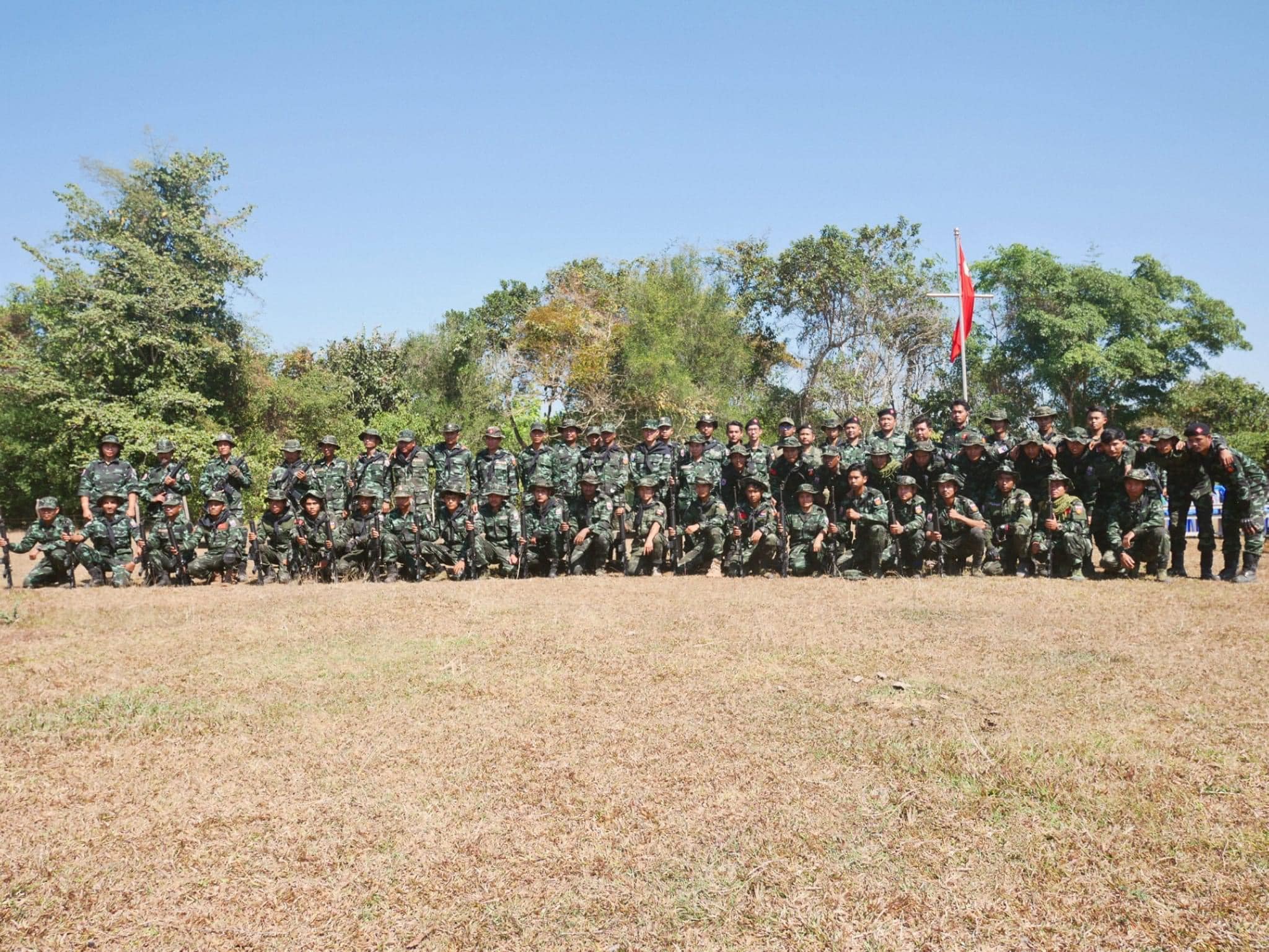 NUG အစိုးရက လက်နက်များတပ်ဆင်ပေးအပ်နေစဉ်၊ ဓာတ်ပုံ - နဂါးနီစစ်ကြောင်း