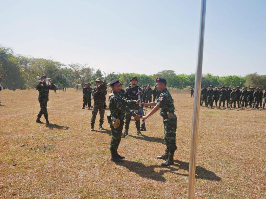 NUG အစိုးရက လက်နက်များတပ်ဆင်ပေးအပ်နေစဉ်၊ ဓာတ်ပုံ - နဂါးနီစစ်ကြောင်း