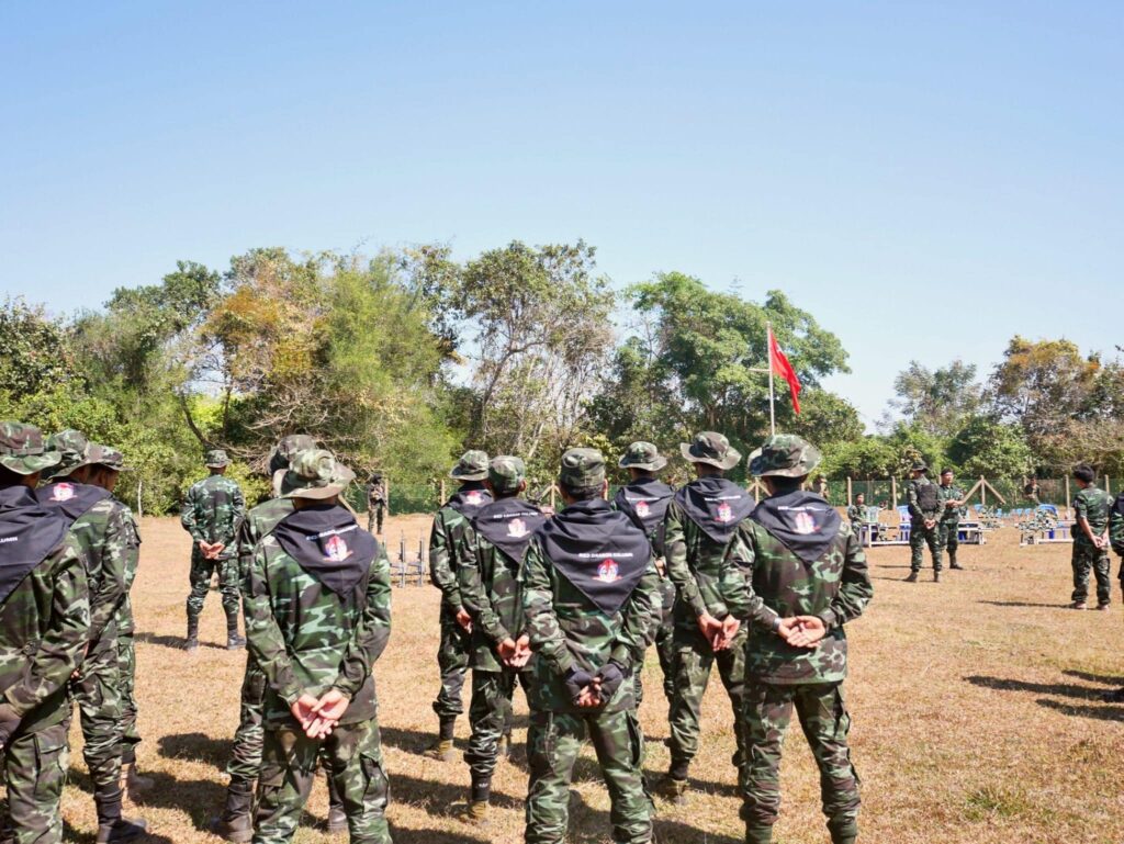 NUG အစိုးရက လက်နက်များတပ်ဆင်ပေးအပ်နေစဉ်၊ ဓာတ်ပုံ - နဂါးနီစစ်ကြောင်း
