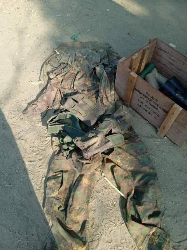 အထိနာသွားခဲ့သည့် စစ်ကောင်စီတပ် ကျန်ခဲ့သော ယူနီဖောင်းများအား တွေ့ရစဥ်၊ ဓာတ်ပုံ-Madaya GZ၊ Wetlet Information Networks