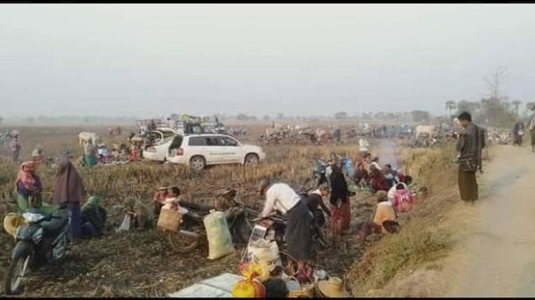မီးရှို့ဖျက်ဆီးခံရသော လောင်းရှည်ကျေးရွာနှင့် လက်ပံလှ ကျေးရွာ မြင်ကွင်းနှင့် ထွက်ပြေးလာရသော ပြည်သူများအား တွေ့ရစဉ်၊ ဓာတ်ပုံ-ခင်ဦးမြို့နယ် သတင်းမှန်ပြန်ကြားရေး