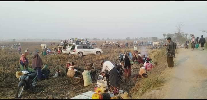 မီးရှို့ဖျက်ဆီးခံရသော လောင်းရှည်ကျေးရွာနှင့် လက်ပံလှ ကျေးရွာ မြင်ကွင်းနှင့် ထွက်ပြေးလာရသော ပြည်သူများအား တွေ့ရစဉ်၊ ဓာတ်ပုံ-ခင်ဦးမြို့နယ် သတင်းမှန်ပြန်ကြားရေး