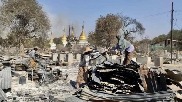 မီးရှို့ဖျက်ဆီးခံရသည့် လက်ပံလှကျေးရွာအား တွေ့ရစဥ်၊ ဓာတ်ပုံ-ခင်ဦးမြို့နယ်သတင်းမှန်ပြန်ကြားရေး