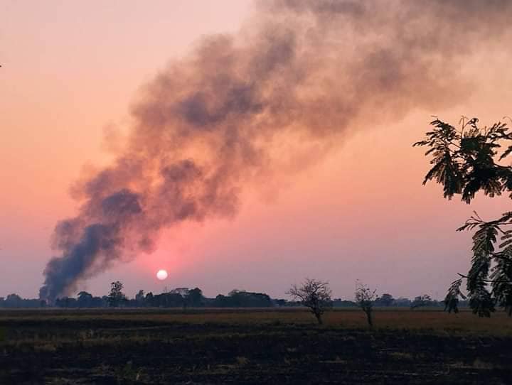 ရွှေဘိုနယ်ရှိ ကျေးရွာတစ်ရွာအား မီးရှို့ဖျက်ဆီးနေစဥ်၊ ဓာတ်ပုံ-Cj