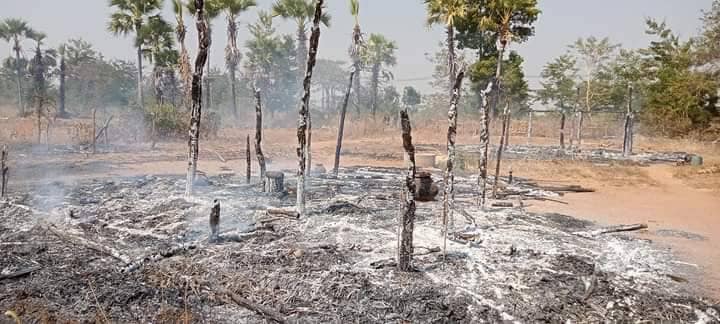 မီးရှို့ဖျက်ဆီးခံခဲ့ရသော စစ်ဘေးရှောင်နေအိမ်များအား တွေ့ရစဉ်၊ ဓာတ်ပုံ - BTT LPDF