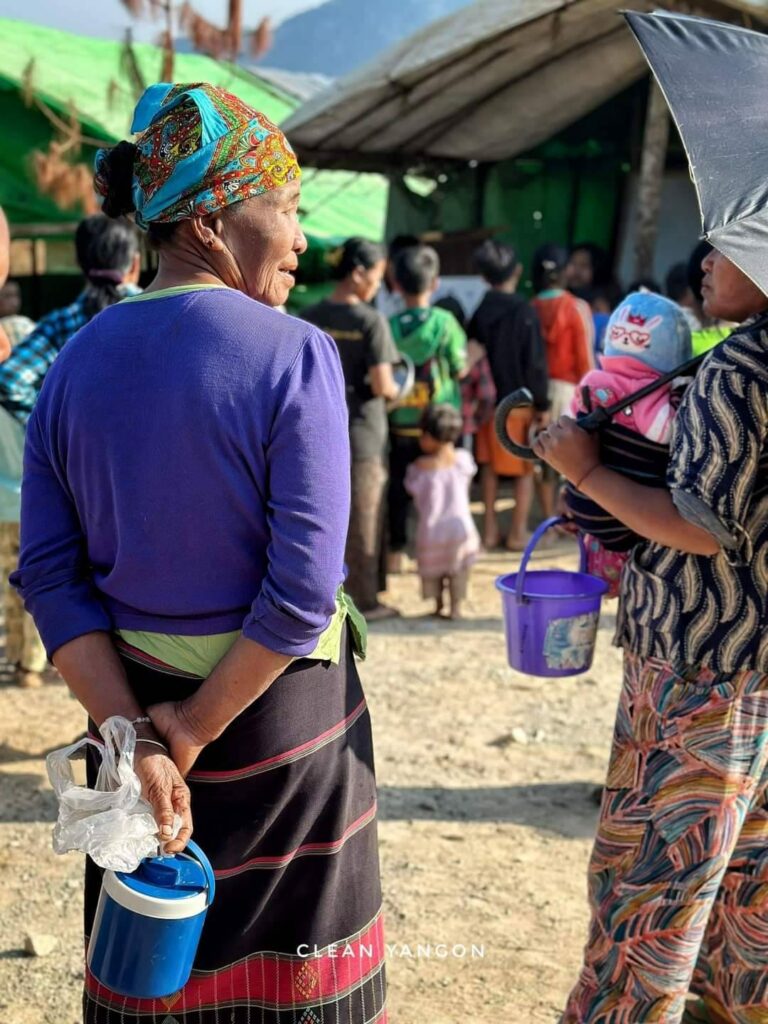 (ကရင်နီဒေသစစ်ဘေးရှောင်ပြည်သူများနှင့်၎င်းတို့နေထိုင်နေရသော ယာယီတဲအိမ်များ ဗုံးခိုကျင်များကိုတွေ့ရစဥ်။ဓာတ်ပုံ Clean Yangon ၊ ZATTZ )