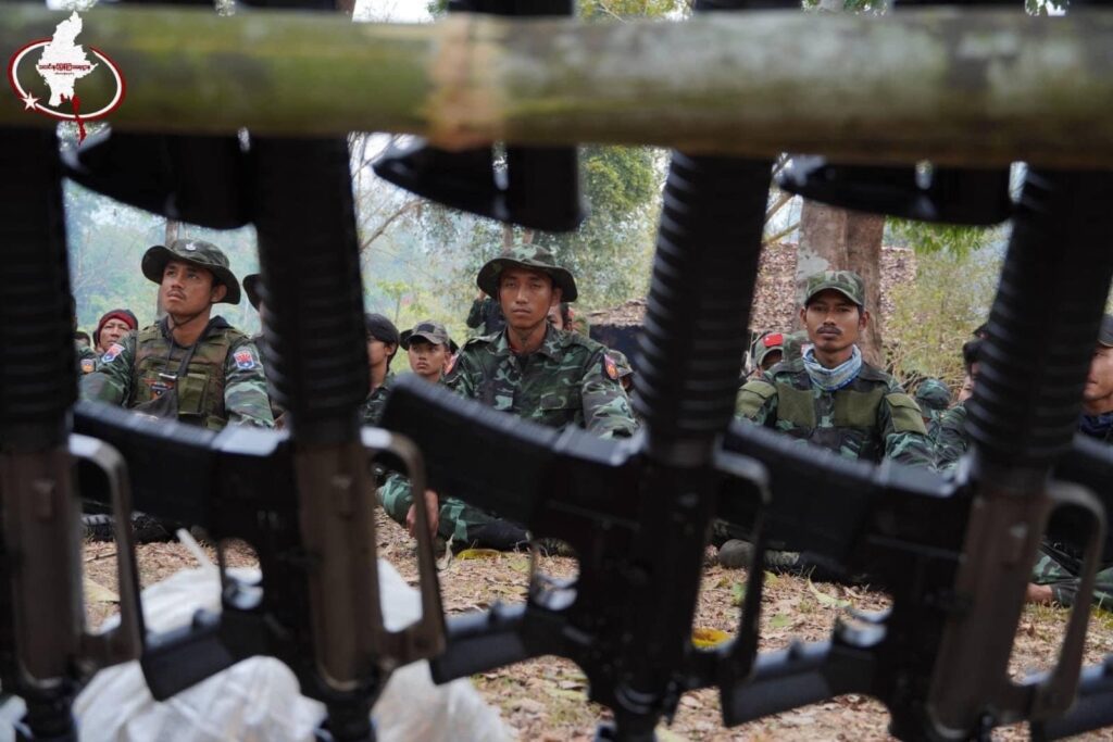 ကျားဖြူစစ်ကြောင်းနှင့် နဂါးဖြူစစ်ကြောင်းအား NUG က လက်နက်တပ်ဆင်ပေးနေစဉ်၊ ဓာတ်ပုံ - NUG