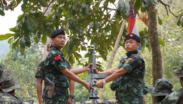 ကျားဖြူစစ်ကြောင်းနှင့် နဂါးဖြူစစ်ကြောင်းအား NUG က လက်နက်တပ်ဆင်ပေးနေစဉ်၊ ဓာတ်ပုံ - NUG
