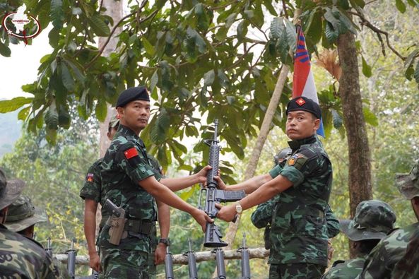 ကျားဖြူစစ်ကြောင်းနှင့် နဂါးဖြူစစ်ကြောင်းအား NUG က လက်နက်တပ်ဆင်ပေးနေစဉ်၊ ဓာတ်ပုံ - NUG