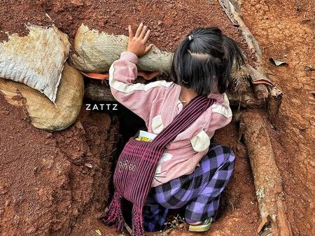 (ကရင်နီဒေသစစ်ဘေးရှောင်ပြည်သူများနှင့်၎င်းတို့နေထိုင်နေရ​​သော ယာယီတဲအိမ်များ ဗုံးခိုကျင်များကို​တွေ့ရစဥ်။ဓာတ်ပုံ Clean Yangon ၊ ZATTZ )