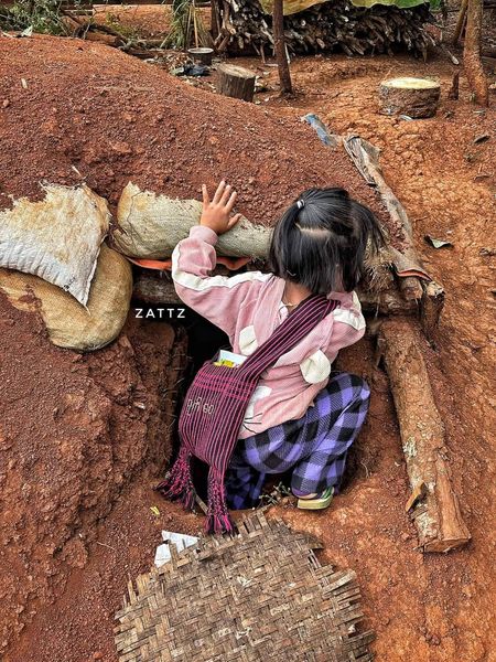 (ကရင်နီဒေသစစ်ဘေးရှောင်ပြည်သူများနှင့်၎င်းတို့နေထိုင်နေရ​​သော ယာယီတဲအိမ်များ ဗုံးခိုကျင်များကို​တွေ့ရစဥ်။ဓာတ်ပုံ Clean Yangon ၊ ZATTZ )