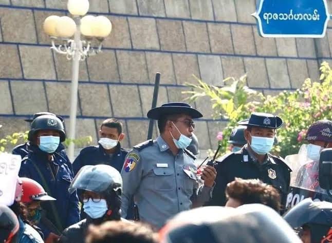(ဆန္ဒပြ ပြည်သူများကို အကြမ်းဖက်ဖြိုခွဲ​ခဲ့စဥ်စစ်သားများနှင့်အတူရဲအရာရှိများပါဝင်ခဲ့ကြသည် ။ဓါတ်ပုံ-CJ)