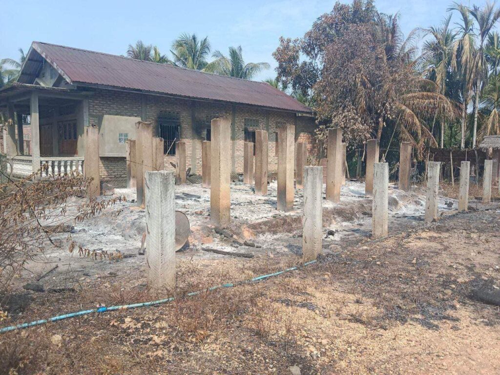 (ပုလောမြို့နယ် ကဒဲကျေးရွာမှ စစ်ကောင်စီတပ် မီးရှို့ဖျက်ဆီးခဲ့သော နေအိမ်အချို့အားတွေ့ရစဥ်၊ ဓာတ်ပုံ - ပေးပို့)
