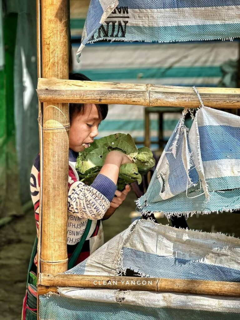 (ကရင်နီဒေသစစ်ဘေးရှောင်ပြည်သူများနှင့်၎င်းတို့နေထိုင်နေရသော ယာယီတဲအိမ်များ ဗုံးခိုကျင်များကိုတွေ့ရစဥ်။ဓာတ်ပုံ Clean Yangon ၊ ZATTZ )