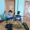 (ပြည်သူ့ရင်ခွင်ခိုလှုံ့လာ​သော စစ်သားနှစ်ဦး။ ဓါတ်ပုံ-CDF-Senthang)