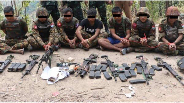 (၂၀၂၁ ဒီဇင်ဘာ ၃၀ ရက်က ကရင်ပြည်နယ် လေးကေ့ကော်မြို့သစ်အနီးတွင် KNU က ဖမ်းဆီးထိန်းသိမ်းခဲ့သော စစ်ကောင်စီတပ်ဖွဲ့ဝင်အချို့ကိုတွေ့ရစဉ်။ ဓာတ်ပုံ - KIC)