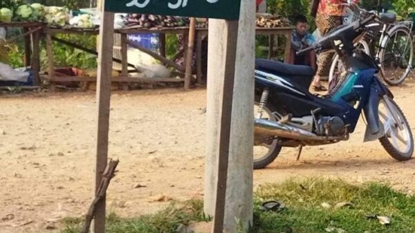 တိုက်ပွဲဖြစ်ပွားသော ကျေးရွာနှင့် သိမ်းဆည်းရမိသော လက်နက်အား တွေ့ရစဉ်၊ ဓာတ်ပုံ - CJ