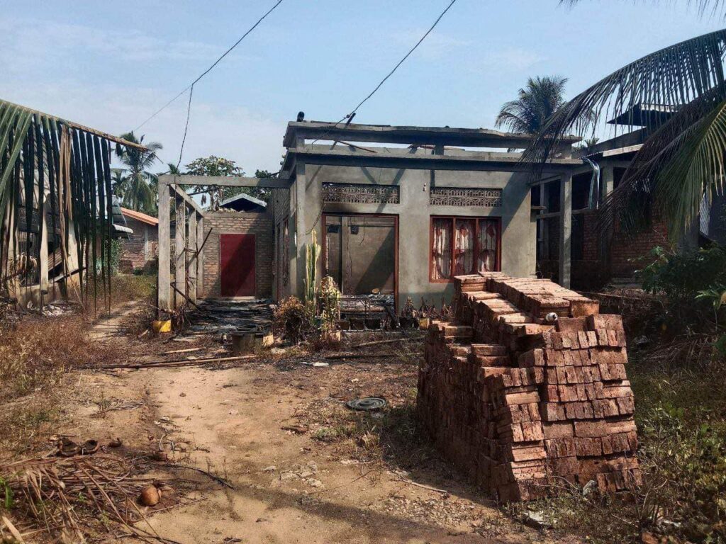 (ပုလောမြို့နယ် ကဒဲကျေးရွာမှ စစ်ကောင်စီတပ် မီးရှို့ဖျက်ဆီးခဲ့သော နေအိမ်အချို့အားတွေ့ရစဥ်၊ ဓာတ်ပုံ - ပေးပို့)