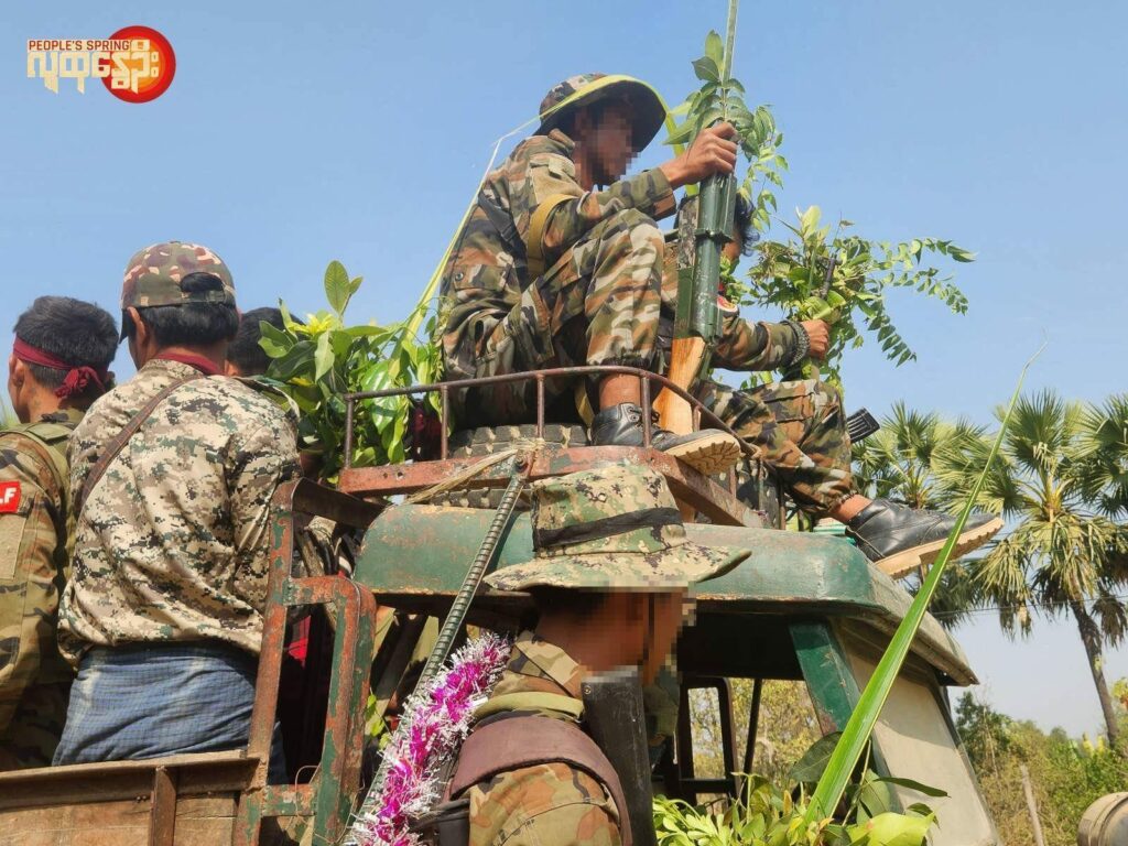 (တိုက်ပွဲမှ ပြန်လာသောPDFများနှင့် PDF များကိုကြိုဆိုနေကြသောဒေသခံပြည်သူများ။ ဓါတ်ပုံ-People's Spring)