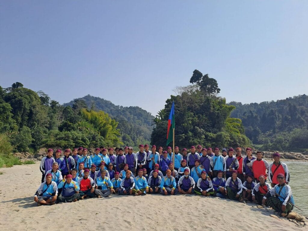 (အင်ဒွမ်လတပ်ဒေသ၌ရွှေတူးဖော်နေမှုကိုတွေ့ရစဥ်/ရွှေတူးဖော်နေသည့်လုပ်ငန်းရှင်များ အမြန်ဆုံးထွက်ခွာရန်ဆန္ဒထုတ်ဖော်တောင်းဆိုခဲ့သောဒေသခံများ။ဓါတ်ပုံ-KNG)