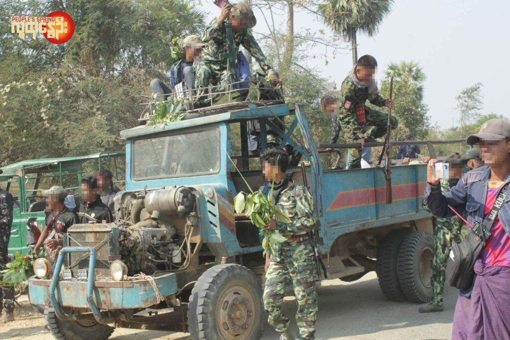 (တိုက်ပွဲမှ ပြန်လာသောPDFများနှင့် PDF များကိုကြိုဆိုနေကြသောဒေသခံပြည်သူများ။ ဓါတ်ပုံ-People's Spring)