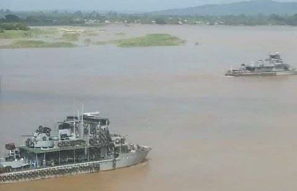 ဆီမီးခုံဆိပ်ကမ်း၌ တွေ့ရသည့် စစ်သင်္ဘောတစ်စီး၊ ဓါတ်ပုံ-Cj