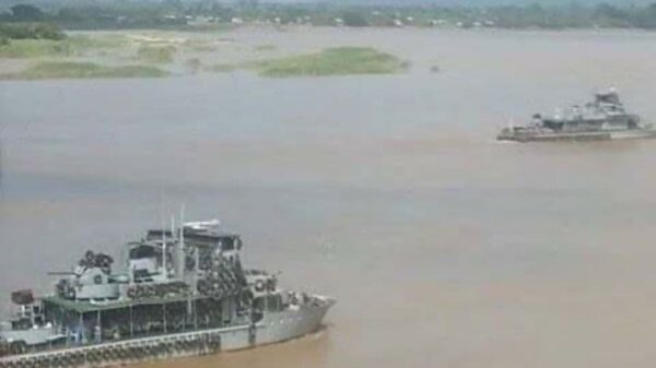 ဆီမီးခုံဆိပ်ကမ်း၌ တွေ့ရသည့် စစ်သင်္ဘောတစ်စီး၊ ဓါတ်ပုံ-Cj