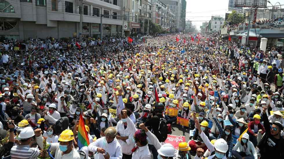 (စစ်အာဏာသိမ်းမှုကို နိုင်ငံတစ်ဝန်းပြည်သူ သန်း​ပေါင်းဆယ်နှင့်ချီ ၍လမ်း​ပေါ်ထွက်ဆန့်ကျင်ဆန္ဒပြခဲ့​သော ၂၂၂၂၂ (၂၀၂၁ ​ဖေ​ဖော်ဝါရီ ၂၂ )ဆန္ဒပြပွဲတွင် ရန်ကုန်နှင့်မန္တ​​လေး ဆန္ဒပြပွဲ မြင်ကွင်းအချို့ ။ဓါတ်ပုံ-The New York Times၊AP ၊The Guardian)