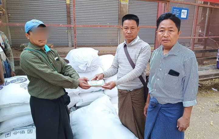 (ဇီးဖြူကုန်းရွာမှထွက်ပြေးလာသောပြည်သူ ၄၀၀ ကျော်အတွက် လှူဒါန်းပေးနေစဥ် ။ဓါတ်ပုံ-ပုလဲပအဖ)