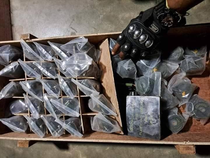(ကျောက်မျက်တောင်ယာယီစခန်းငယ်စခန်းသိမ်းတိုက်ပွဲတွင် စစ်အုပ်စုထံမှ သိမ်းဆည်းရမိသော စစ်အသုံးအဆောင်များ။ ။ဓါတ်ပုံ-GZ-21 Yinmarbin PDF)