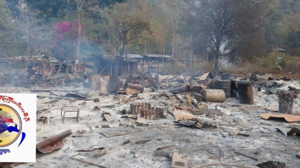 ဖာပွန်(မူတြော်)ခရိုင်တွင် စစ်ကောင်စီတပ် လေယာဉ်ဖြင့် ဗုံးကြဲတိုက်ခိုက်မှုကြောင့် စာသင်ကျောင်း ထိခိုက်ပျက်စီးနေသည်ကို တွေ့ရစဉ်၊ ဓာတ်ပုံ - KNU - Mutraw News