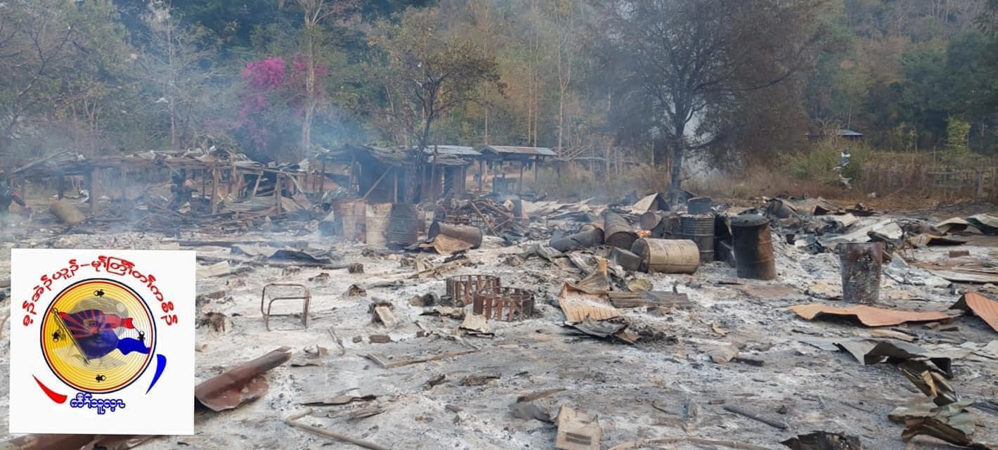 ဖာပွန်(မူတြော်)ခရိုင်တွင် စစ်ကောင်စီတပ် လေယာဉ်ဖြင့် ဗုံးကြဲတိုက်ခိုက်မှုကြောင့် စာသင်ကျောင်း ထိခိုက်ပျက်စီးနေသည်ကို တွေ့ရစဉ်၊ ဓာတ်ပုံ - KNU - Mutraw News