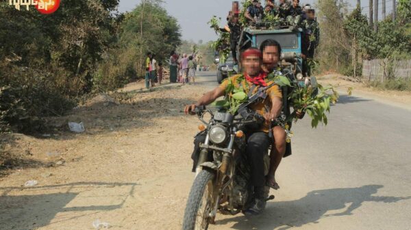 (တိုက်ပွဲမှ ပြန်လာ​သောPDFများနှင့် PDF များကိုကြိုဆိုနေကြ​သောဒေသခံပြည်သူများ။ ဓါတ်ပုံ-People's Spring)