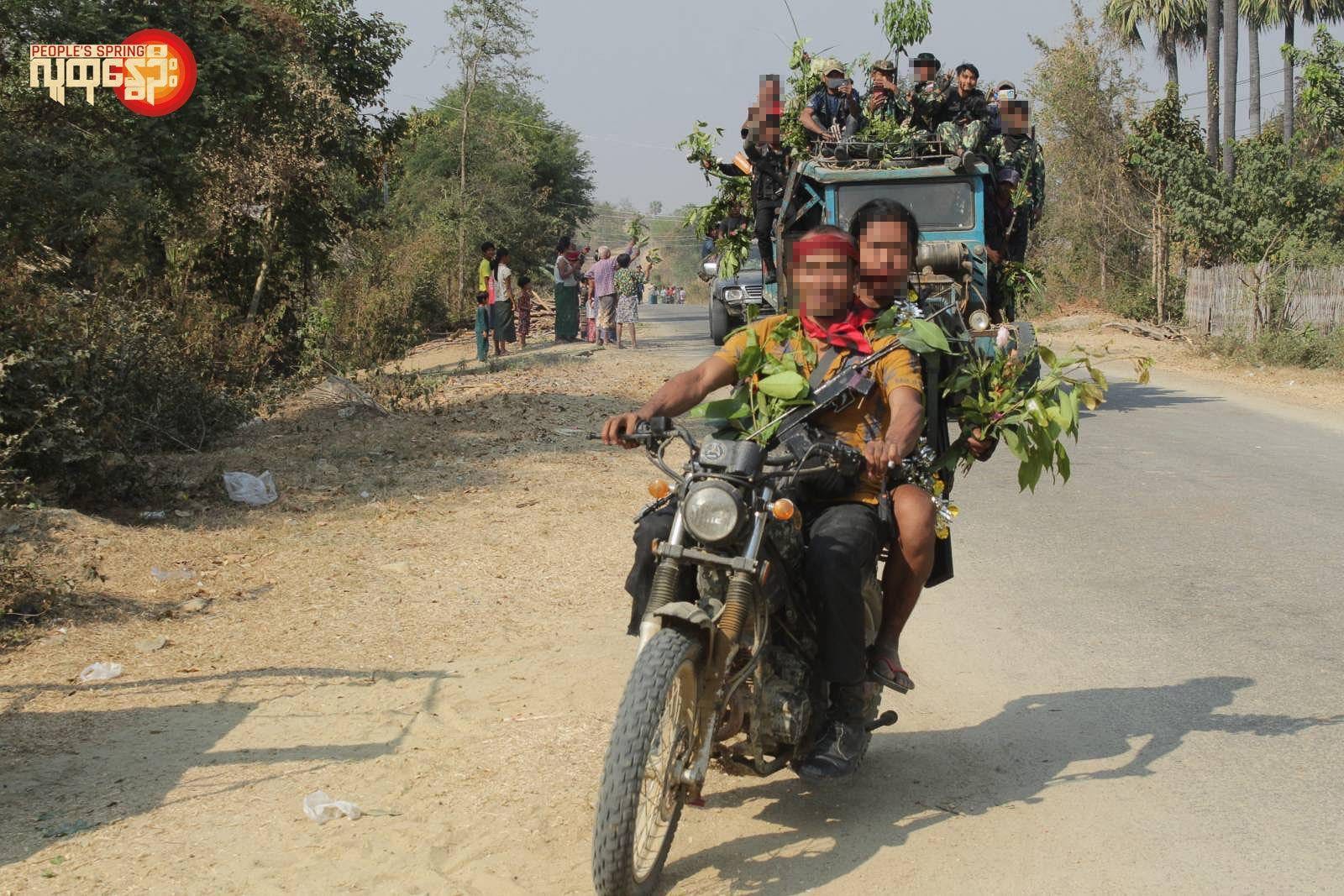 (တိုက်ပွဲမှ ပြန်လာ​သောPDFများနှင့် PDF များကိုကြိုဆိုနေကြ​သောဒေသခံပြည်သူများ။ ဓါတ်ပုံ-People's Spring)
