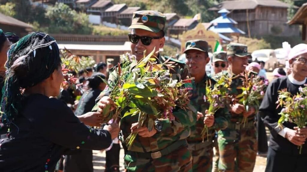 TNLA ခေါင်းဆောင်များ ဒေသခံများနှင့်တွေ့ဆုံနေစဉ်၊ ဓာတ်ပုံ - Ta'ang State TV