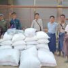 (ဇီးဖြူကုန်းရွာမှထွက်​ပြေးလာ​သောပြ​ည်သူ ၄၀၀ ကျော်အတွက် လှူဒါန်းပေးနေစဥ် ။ဓါတ်ပုံ-ပုလဲပအဖ)