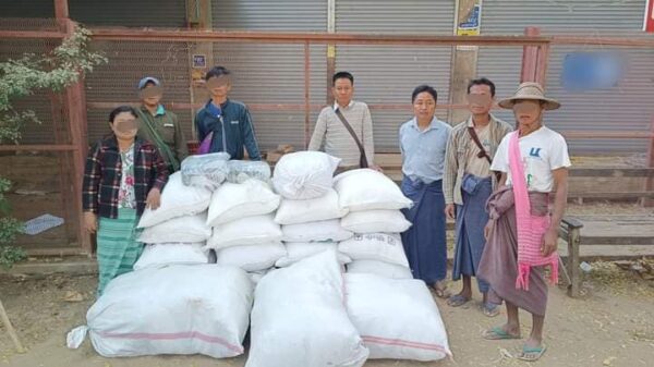 (ဇီးဖြူကုန်းရွာမှထွက်​ပြေးလာ​သောပြ​ည်သူ ၄၀၀ ကျော်အတွက် လှူဒါန်းပေးနေစဥ် ။ဓါတ်ပုံ-ပုလဲပအဖ)