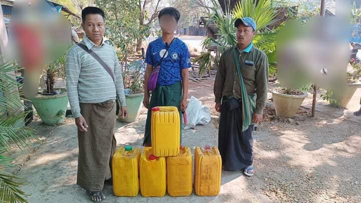 (ဇီးဖြူကုန်းရွာမှထွက်ပြေးလာသောပြည်သူ ၄၀၀ ကျော်အတွက် လှူဒါန်းပေးနေစဥ် ။ဓါတ်ပုံ-ပုလဲပအဖ)