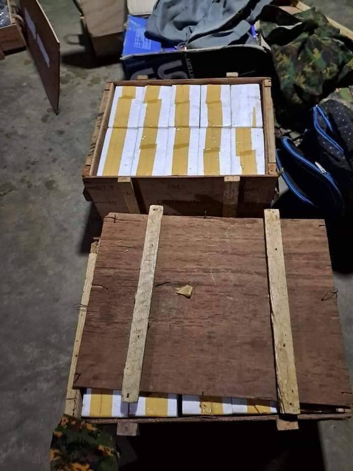 (ကျောက်မျက်တောင်ယာယီစခန်းငယ်စခန်းသိမ်းတိုက်ပွဲတွင် စစ်အုပ်စုထံမှ သိမ်းဆည်းရမိသော စစ်အသုံးအဆောင်များ။ ။ဓါတ်ပုံ-GZ-21 Yinmarbin PDF)