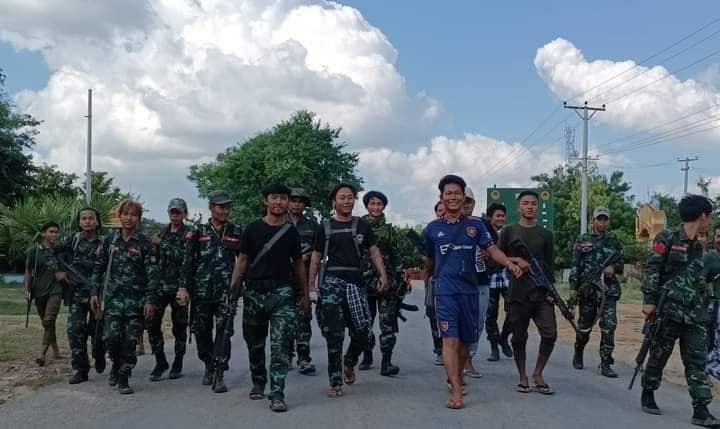 (ရေစကြို(ပကဖ)မှ ရဲဘော်များများအား တွေ့ရစဥ်)