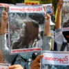 ကျဆုံးသွားသည့် မမြသွဲ့သွဲ့ခိုင်၏ ရုပ်ပုံအား ကိုင်ဆောင်ဆန္ဒပြနေသည်ကို တွေ့ရစဥ်၊ ဓာတ်ပုံ - CJ